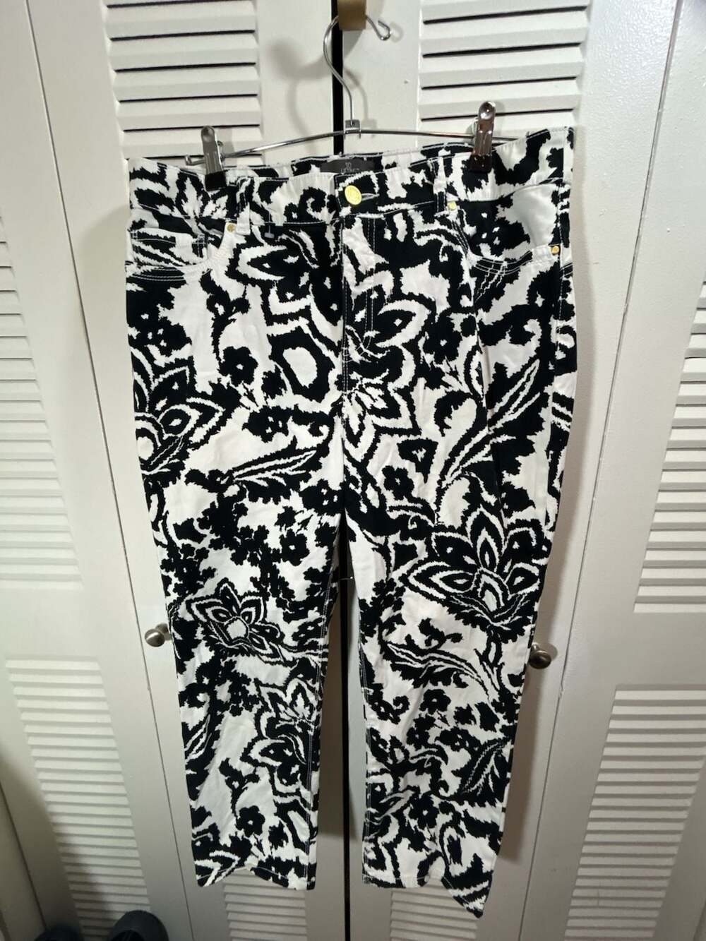 Chico's Lift size 1.5 Women 10 Bold Black and White Floral